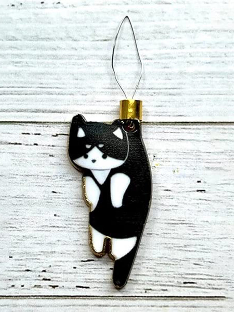 Cute Cat Magnetic Needle Holder Threader Household Magnetic Pin Holder (Black)